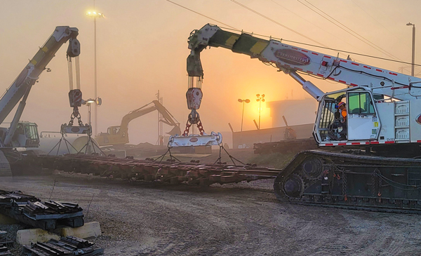BNSF taps Cranemasters and its 200 RS Super-Duty cranes to replace critical retarders in Galesburg, IL.